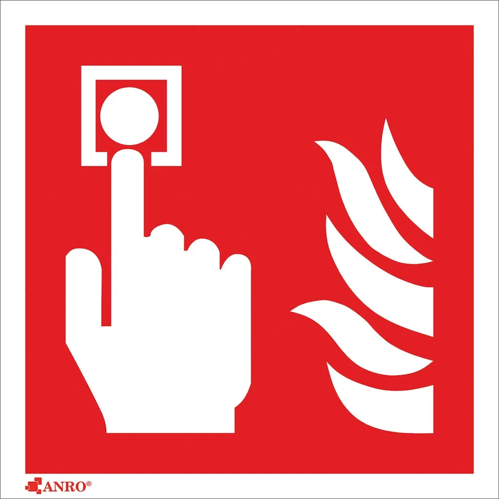 Znak bezpieczeństwa przedstawia symbol ręki naciskającej na przycisk alarmowy, obok którego znajdują się płomienie. Tło jest czerwone z białą grafiką.