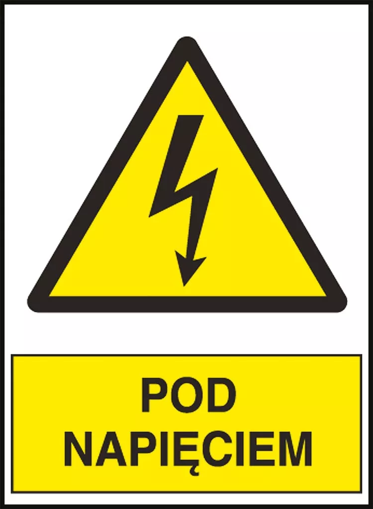 Znak ostrzegawczy „Pod napięciem” w kształcie trójkąta z żółtym tłem i czarną obwódką, zawiera symbol błyskawicy i napis na żółtym prostokącie poniżej.