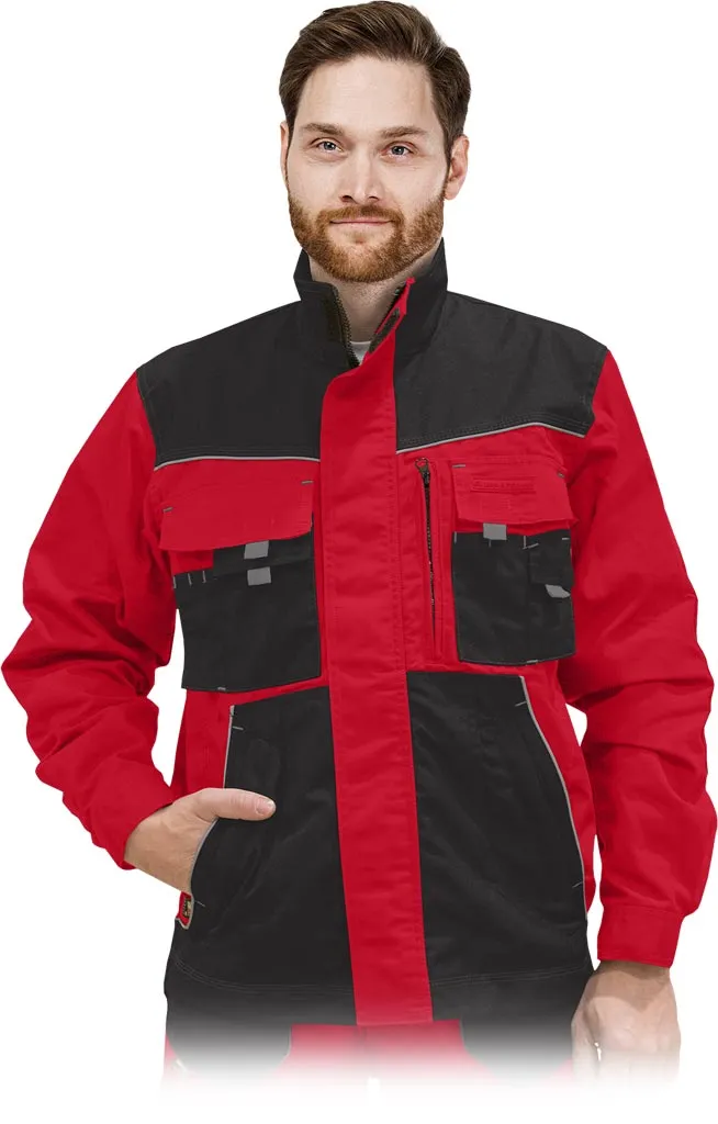 Bluza ochronna FORMEN w kolorach czarnym i czerwonym, wyposażona w liczne kieszenie, w tym na klatce piersiowej. Zapinana na zamek, z długimi rękawami i kołnierzem typu stójka.