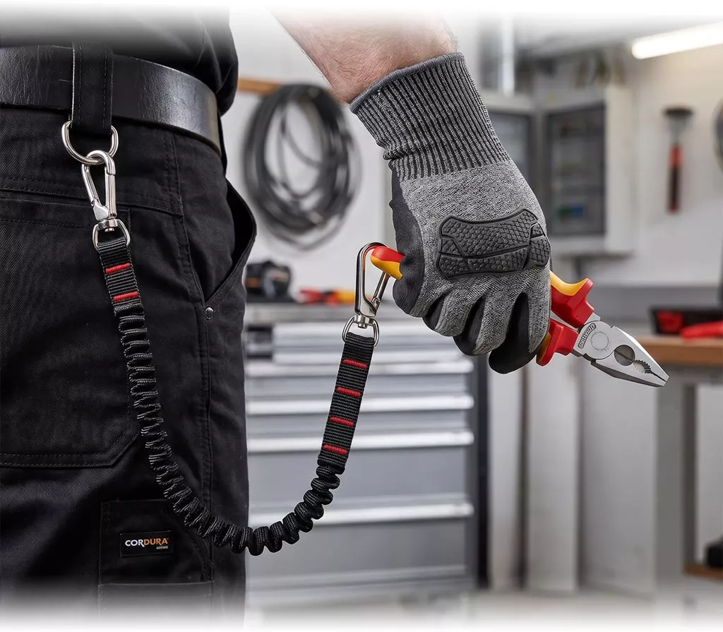 Smycz na narzędzia LANYARD-C o długości 77 cm z karabińczykami, przeznaczona do bezpiecznego mocowania narzędzi podczas pracy. Elastyczna, zapewnia wygodę i zapobiega upadkom narzędzi.