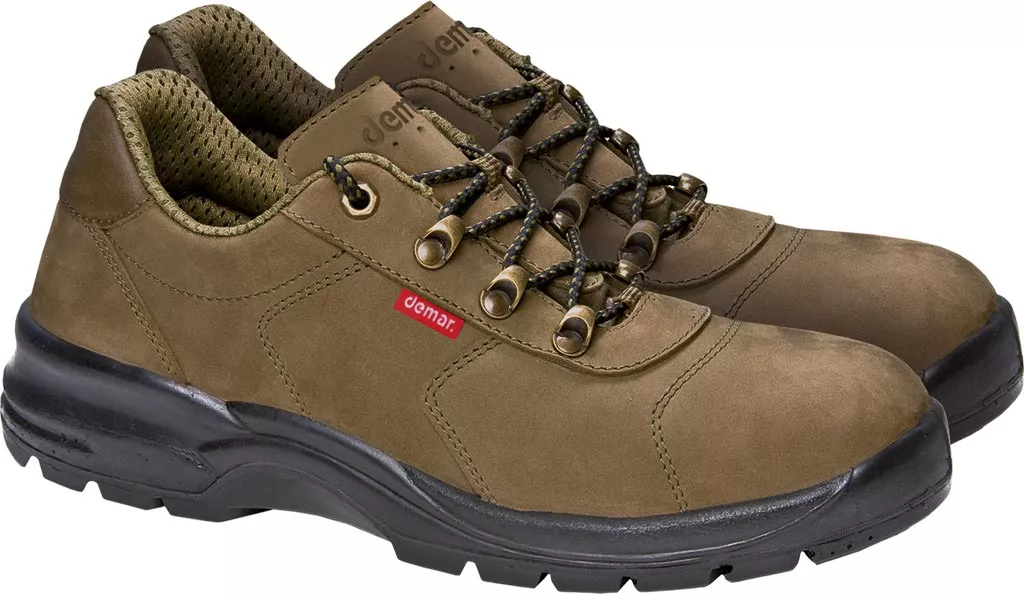 Buty WALKER 2 męskie z wierzchem w kolorze jasnobrązowym, mają wyściełany kołnierz i wkładkę, czarne podeszwy o grubym bieżniku oraz sznurowadła przeciągnięte przez metalowe oczka.