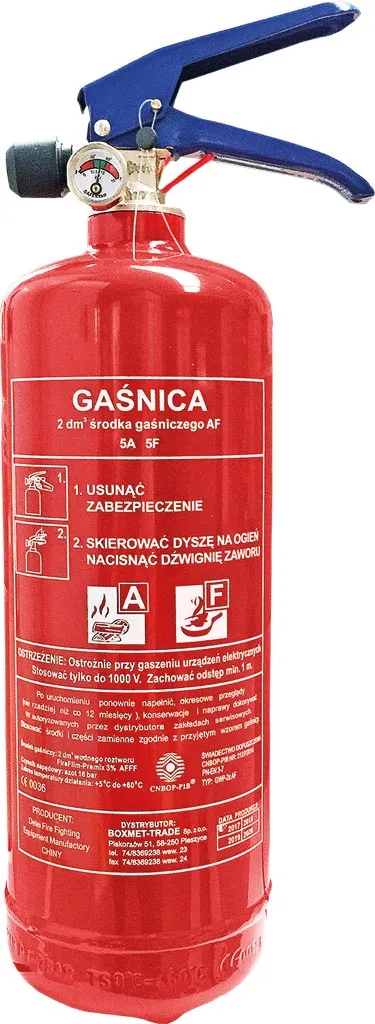 Czerwona gaśnica pianowa o pojemności 2 kg, przeznaczona do stosowania w gastronomii. Na cylindrze znajdują się symbole klasyfikujące rodzaje pożarów, na które można jej użyć (klasy A, B, F), oraz etykieta instrukcyjna.
