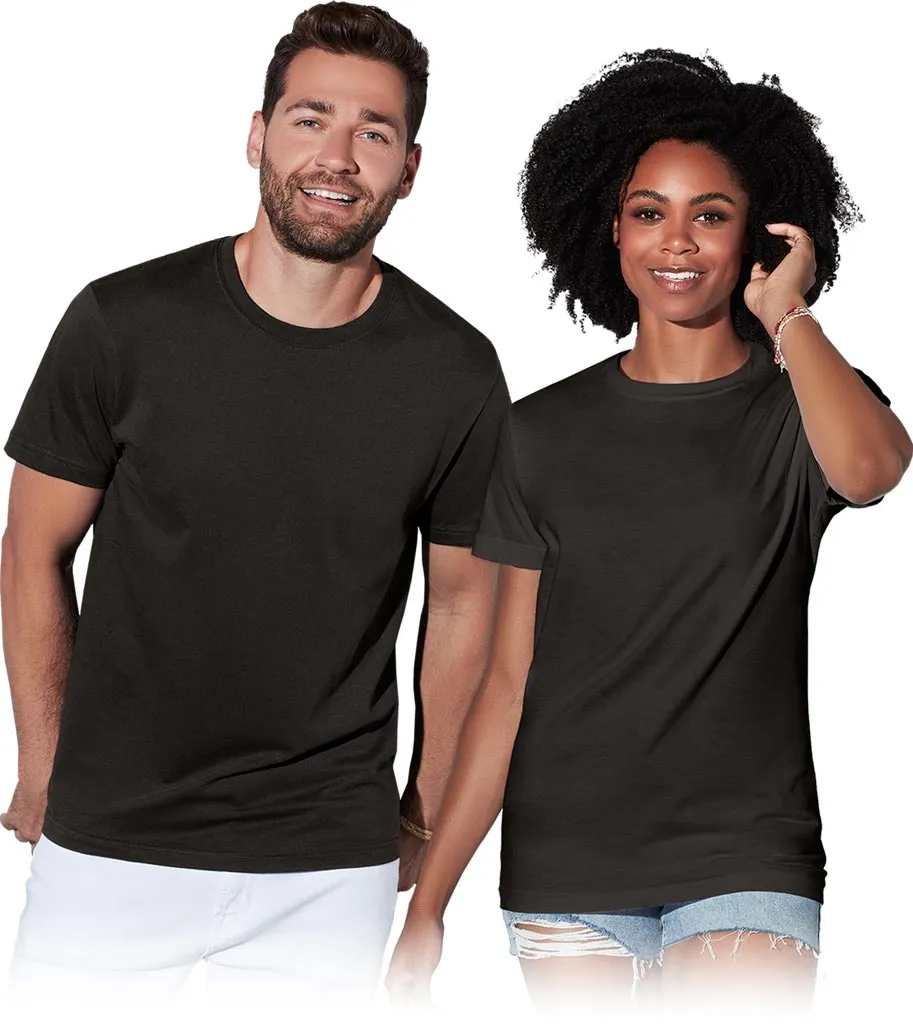 Czarny T-shirt unisex z krótkim rękawem, o klasycznym kroju, idealny zarówno dla mężczyzn, jak i kobiet.
