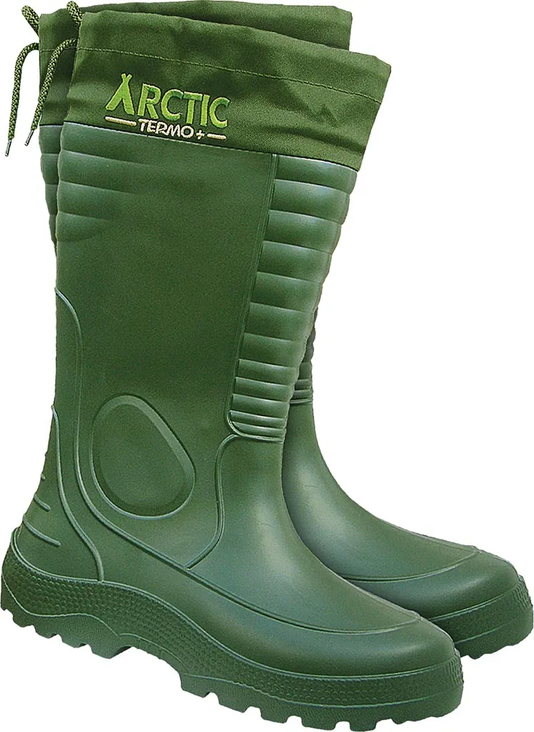 Zielone buty ocieplane typu kalosz wykonane z tworzywa EVA, posiadają wzmacnianą podeszwę i wysoką cholewkę z wypukłymi liniami. Na boku widoczne logo.