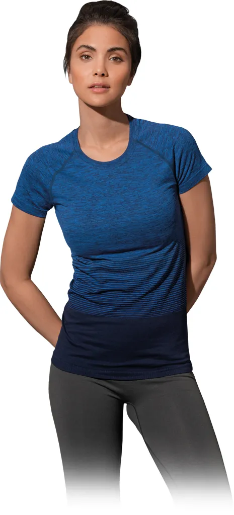 Niebieski t-shirt damski z krótkimi rękawami, wykonany z szybkoschnącego materiału. Ma zaokrąglony dekolt.