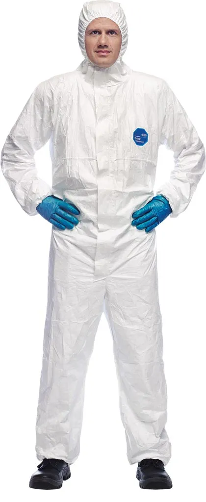 Kombinezon ochronny TYVEK®500 XPERT, kolor biały, z elastycznymi mankietami przy nadgarstkach i kostkach, zamkiem z przodu oraz wzmocnieniami w okolicach bioder.