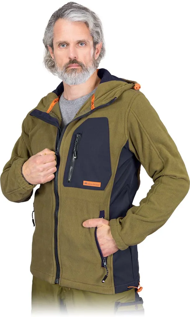 Bluza z polaru ochronna w kolorze oliwkowym z kontrastującymi pomarańczowymi elementami. Posiada wielokieszeniowy design, w tym jedną zapinaną na suwak kieszeń na piersi.