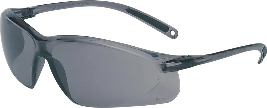 Okulary ochronne Honeywell A700 z przezroczystymi, lekko przyciemnianymi soczewkami. Posiadają czarne, smukłe oprawki i zauszniki oraz elastyczne zawiasy na zausznikach.