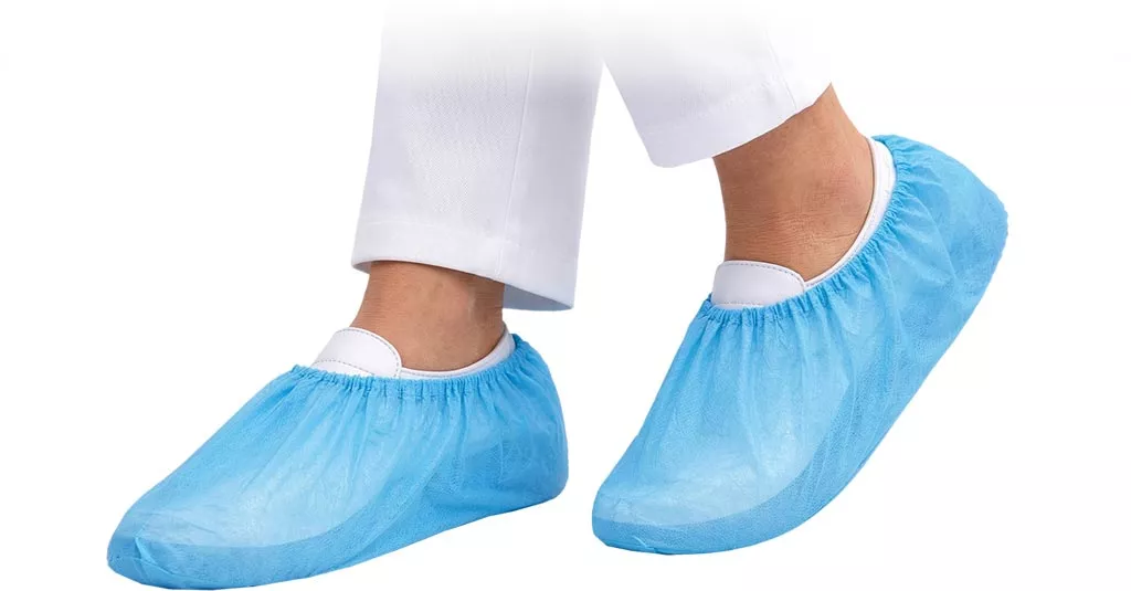 Jednorazowe ochraniacze na buty FIZ, 100 sztuk, wykonane z niebieskiego materiału, wyposażone w gumkę zapewniającą dopasowanie. Przeznaczone do jednorazowego użytku ochronnego.