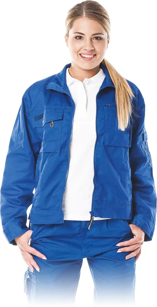 Bluza ochronna w kolorze niebieskim, wyposażona w liczne kieszenie zapinane na zamek oraz napy, oraz stójkę. Ma regulowane mankiety.