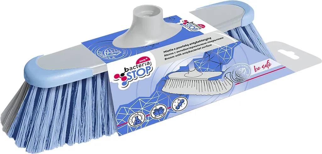 Miotła BACTERIA STOP z włosiem w kolorze niebieskim i srebrnym. Posiada białą rączkę i jest opakowana w błękitne i białe opakowanie z grafikami bakterii oraz informacją o działaniu antybakteryjnym.