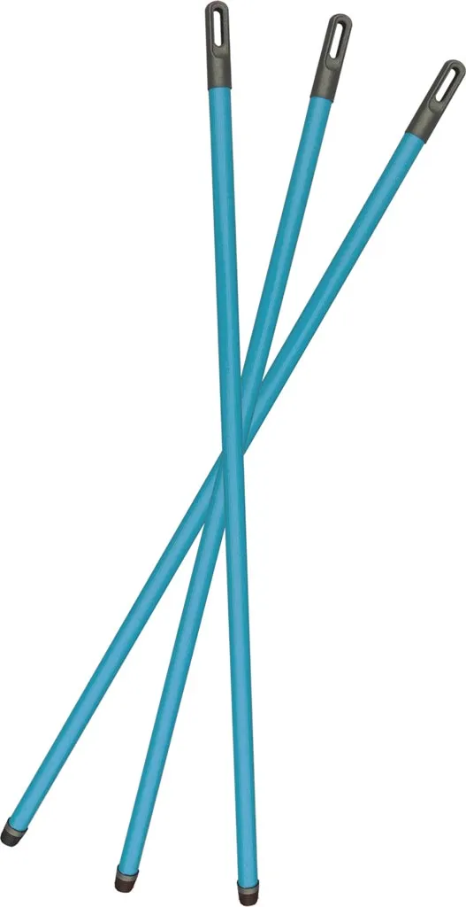 Trzy trzonki do narzędzi o długości 120 cm, koloru niebieskiego, zakończone metalowymi uchwytami.