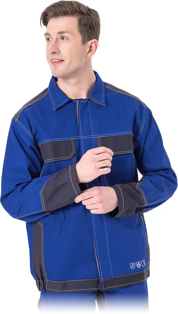 Bluza ochronna dla spawaczy w kolorze niebieskim, z czarnymi wzmocnieniami na ramionach i kieszenią na lewym ramieniu. Posiada stójkę oraz zapięcie na guziki.