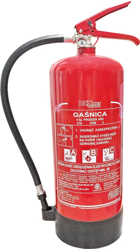 Czerwona gaśnica proszkowa o masie 6 kg przeznaczona do gaszenia pożarów klasy A, B, C. Posiada czarną podstawę i wąż zakończony dyszą. Na etykiecie znajdują się instrukcje użytkowania oraz dane techniczne.