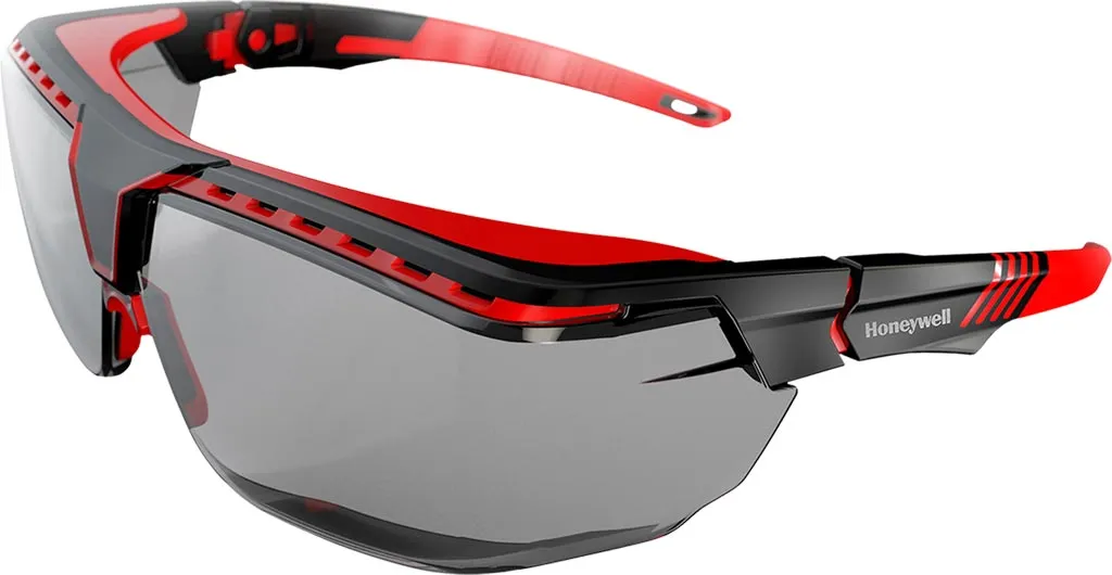 Okulary ochronne Honeywell Avatar™ OTG mają sportowy design z czarno-czerwoną obramówką i przyciemnianymi szybkami. Posiadają regulowane zauszniki oraz dodatkowe otwory wentylacyjne na bokach.