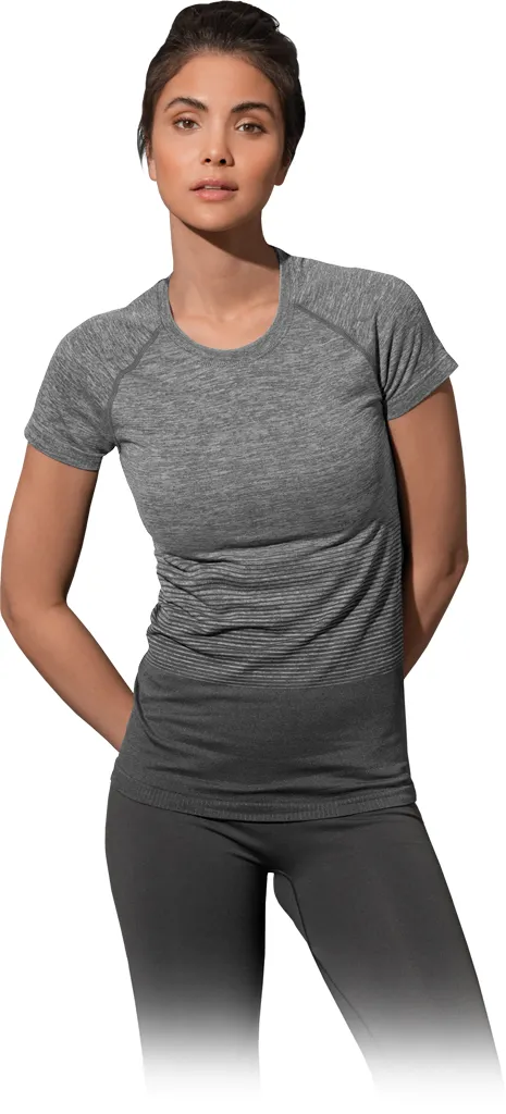 T-shirt damski o dopasowanym kroju, szary, z krótkimi rękawami i zaokrąglonym dekoltem. Materiał z widoczną teksturą melange.