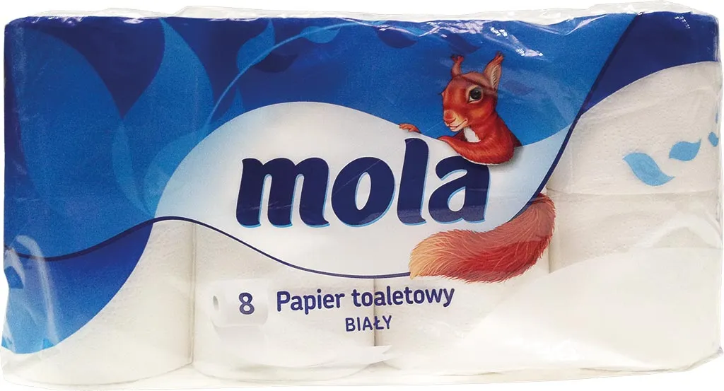 Opakowanie białego papieru toaletowego marki Mola, zawiera 8 rolek. Opakowanie jest niebieskie z grafiką czerwonej postaci.
