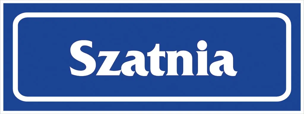 Prostokątny niebieski znak z białym napisem „Szatnia” w centralnej części otoczony białą ramką. Znak używany do oznaczania lokalizacji szatni.