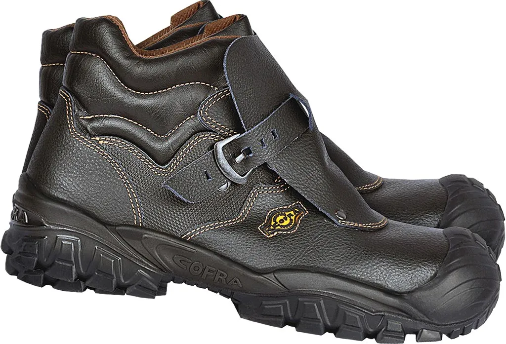 Czarne buty bezpieczne NEW TAGO z wysoką cholewką, ozdobnym szyciem, paskiem z klamrą i grubą, antypoślizgową podeszwą.
