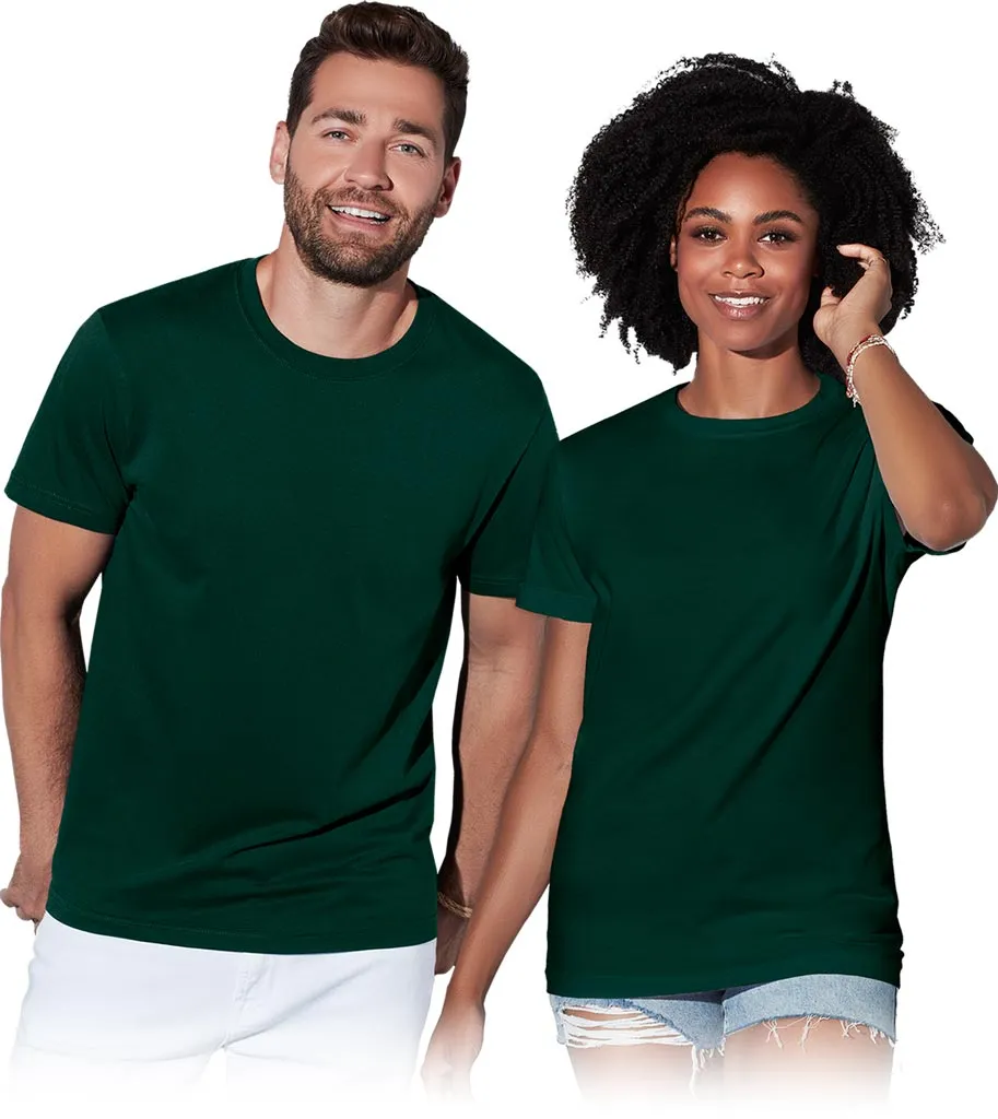 T-shirt ST2000 w kolorze ciemnozielonym, o klasycznym kroju z krótkimi rękawami, dostępny w rozmiarach dla mężczyzn i kobiet.