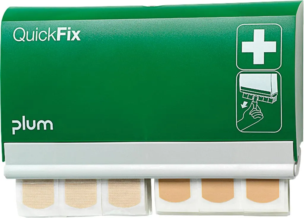 Zielony dozownik plastrów Quick Fix marki Plum. Na frontowej części znajduje się białe logo krzyża, a obok rysunek ilustrujący użycie. Z dozownika wystają plastry.