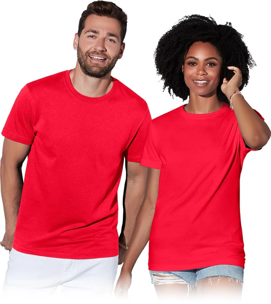 Czerwony T-shirt unisex ST2000 o klasycznym kroju, z krótkimi rękawami i okrągłym dekoltem.