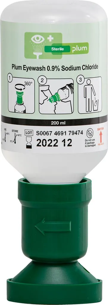 Płyn do płukania oczu Eye Wash, zawiera 0,9% roztwór soli. Opakowanie zielone, z instrukcją ilustracyjną użycia na etykiecie. Data ważności: 2022-12.