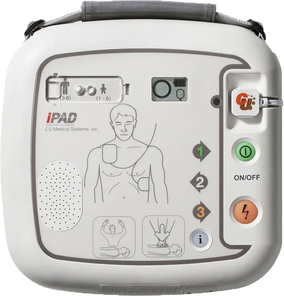 Defibrylator AED iPAD SP1 wyposażony w przyciski funkcyjne, wskaźniki stanu i ilustracyjne instrukcje użycia. Posiada również wbudowany głośnik i uchwyt do przenoszenia.