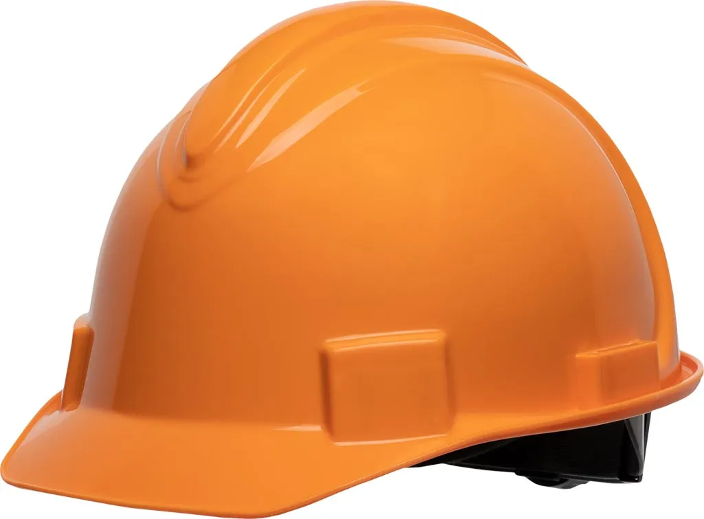 Pomarańczowy hełm ochronny z grubymi przednimi i tylnymi wzmocnieniami, bez systemu wentylacji, z płaskim daszkiem.