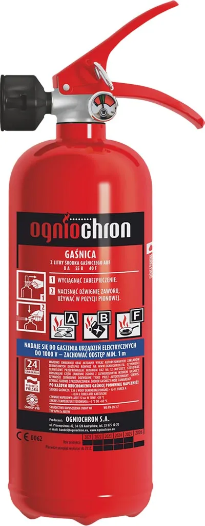 Czerwona gaśnica pianowa o pojemności 2 kg, z etykietą zawierającą instrukcje i symbole bezpieczeństwa. Posiada czarny uchwyt i czerwoną rączkę.