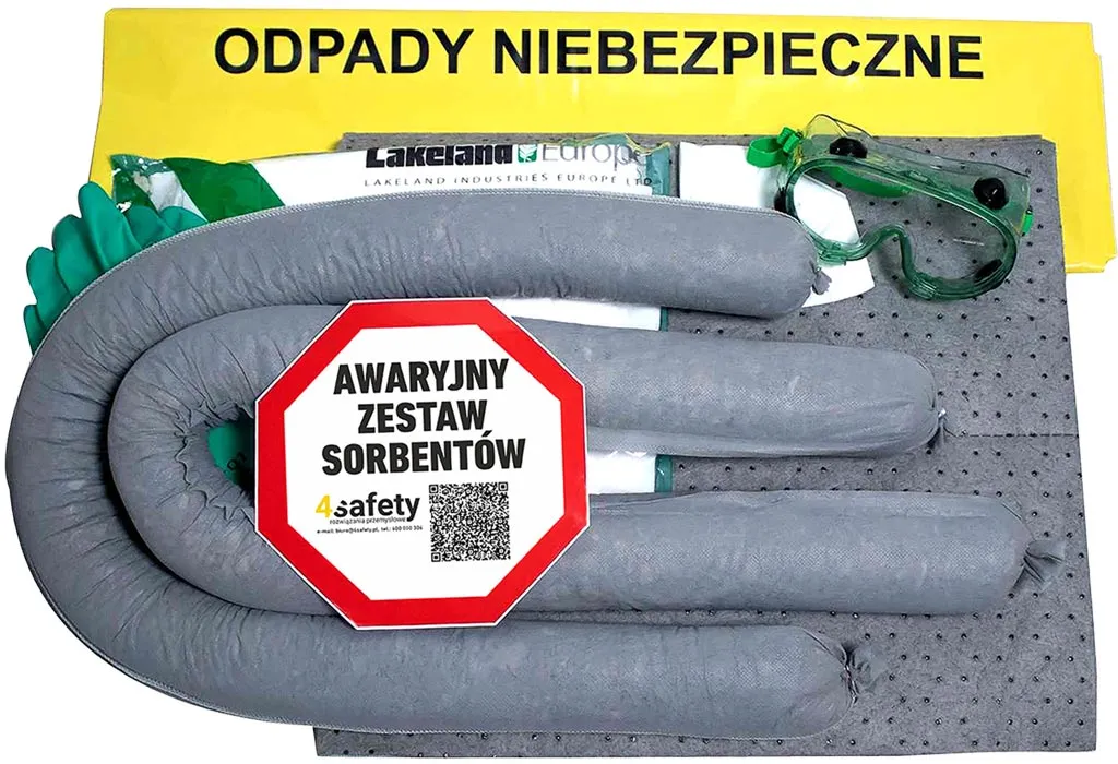 Zestaw zawiera szare sorbenty w kształcie wałków i maty, rękawice oraz worki na odpady niebezpieczne. Opakowanie oznaczone jako