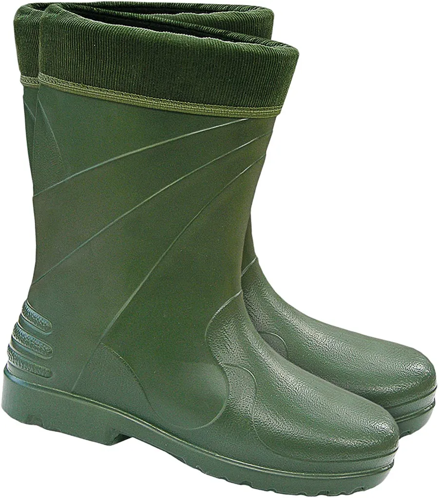Zielone, gumowe buty damskie z ocieplanym mankietem wokół kostki.