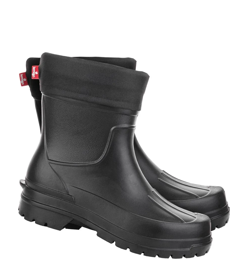Czarne buty zawodowe wykonane z EVA, model za kostkę z grubą podeszwą i wzmocnieniem na pięcie. Posiadają pętelkę z tyłu ułatwiającą zakładanie.