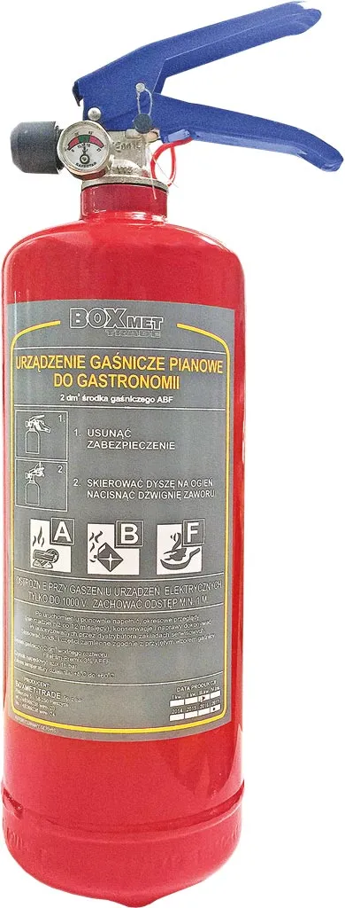 Czerwony gaśnica pianowa o pojemności 2 kg. Na cylindrze znajdują się etykiety z instrukcjami obsługi oraz symbolami klas pożarów A, B, E, które może zwalczać. Gaśnica wyposażona jest w metalowy zawór z niebieskim uchwytem.