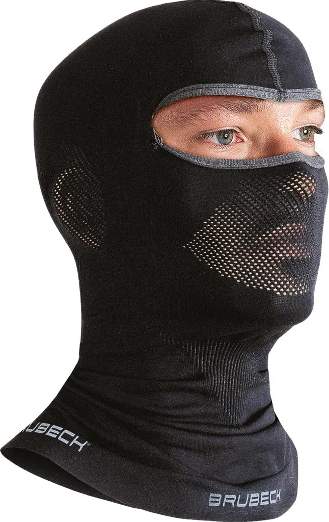 Kominiarka BRUBECK® w kolorze czarnym, z siateczką na ustach i nosie zapewniającą lepszą wentylację. Logo marki widoczne na szyi.