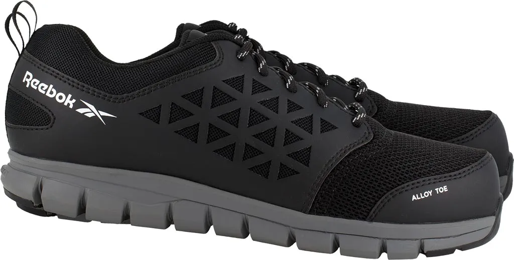 Czarne półbuty bezpieczne Reebok, model IB1031S1P EXCEL LIGHT. Posiadają wzór w formie przekątnych linii i siateczkową strukturę, podeszwa z grubym bieżnikiem, logo na boku.