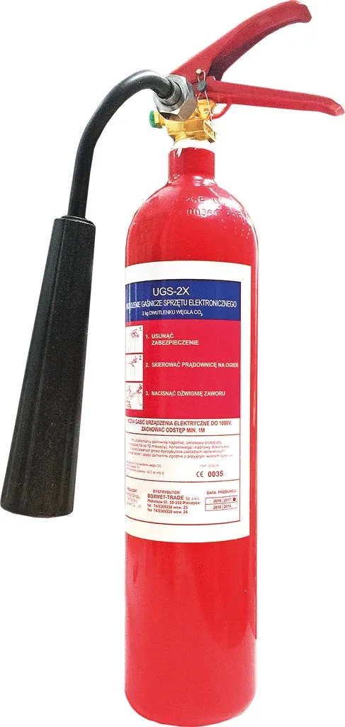 Czerwona gaśnica proszkowa o pojemności 2 kg, z czarnym wężem i czerwoną rączką do uruchamiania. Na cylindrze naklejka z instrukcją obsługi i informacjami technicznymi.