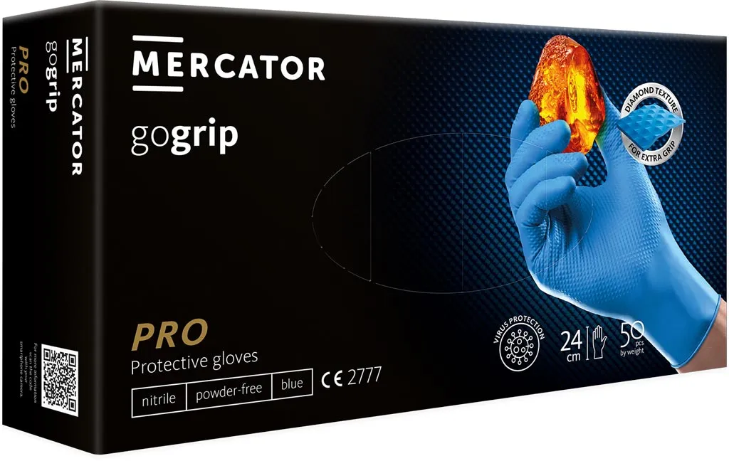 Opakowanie czarnych rękawic nitrylowych Mercator gogrip PRO, ochronne, bezpudrowe, zawiera 24 sztuki, zdolność chwytania przedstawiona poprzez trzymanie płonącego przedmiotu.