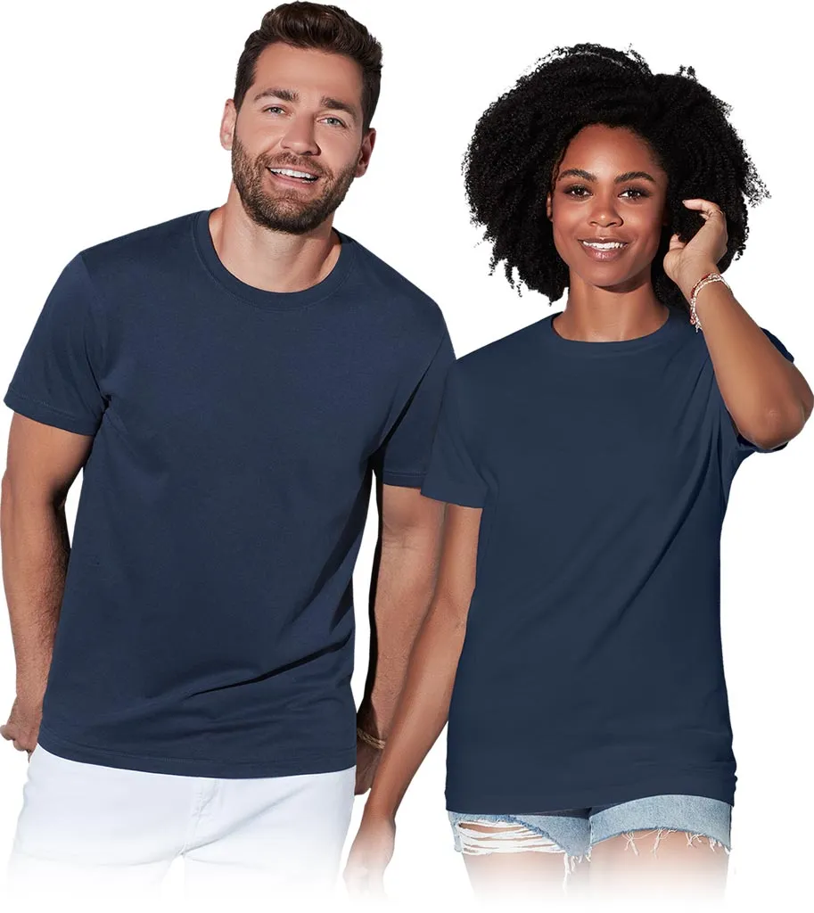 Granatowy t-shirt unisex ST2000 z krótkimi rękawami i okrągłym dekoltem.