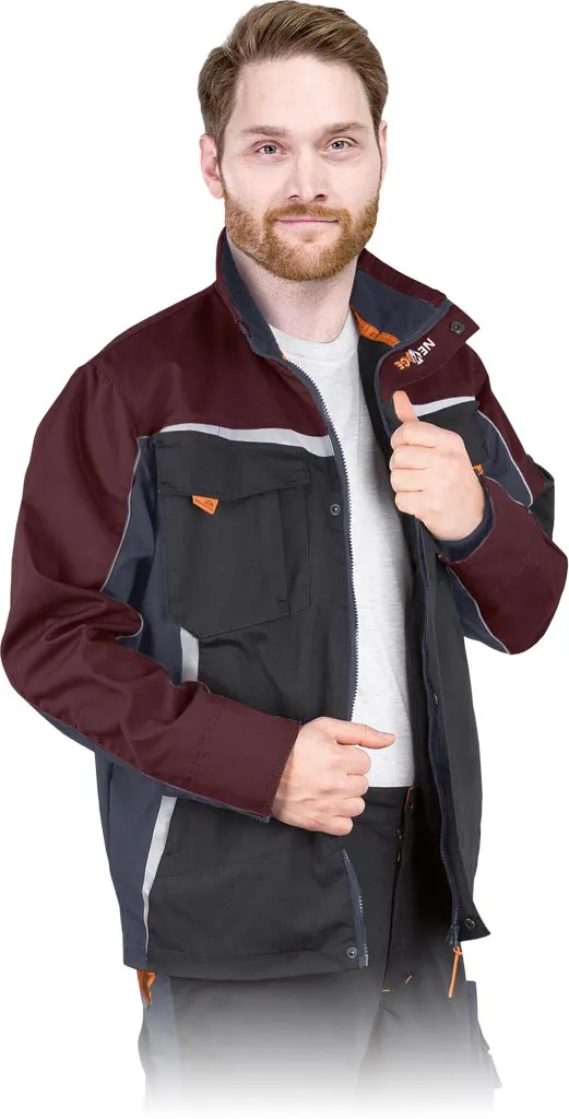 Bluza ochronna w kolorze bordowym z szarymi elementami. Posiada liczne kieszenie, w tym dużą na piersi i mniejsze po bokach. Zapinana na zamek, z pomarańczowymi detalami.