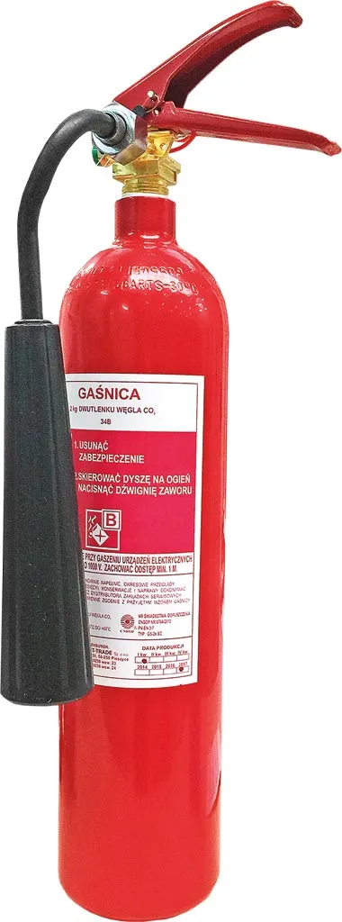 Czerwona gaśnica śniegowa o pojemności 2 kg. Posiada białą etykietę z instrukcjami użytkowania i czerwoną rączkę z zaworem.