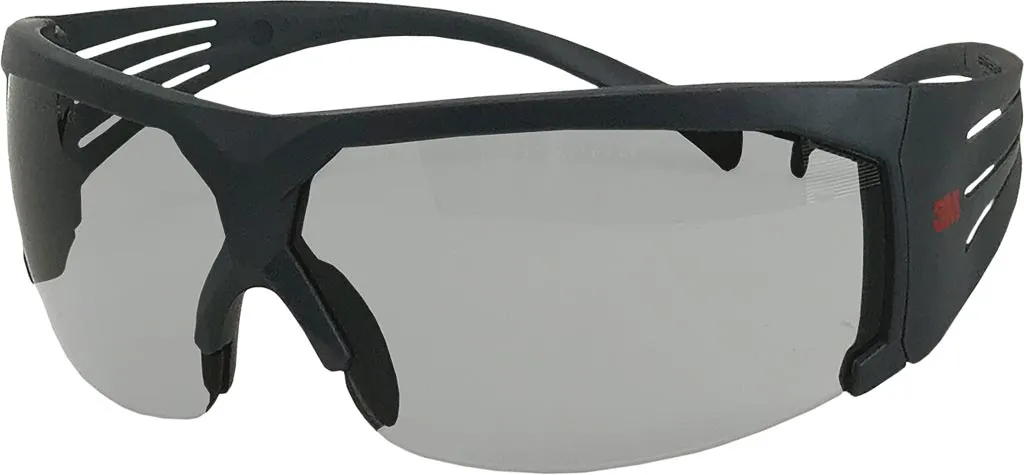 Okulary ochronne SecureFit™600 wyposażone są w polaryzacyjne soczewki koloru jasnoszarego. Posiadają czarną, plastikową oprawkę z bocznymi otworami dla lepszej wentylacji.