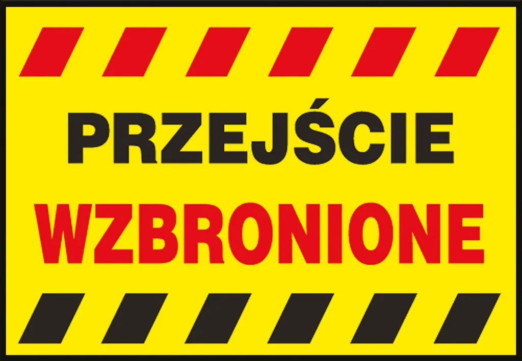 Tablica ostrzegawcza w kolorze żółtym z napisem „PRZEJŚCIE WZBRONIONE” w czarnych literach oraz czarno-czerwonymi pasami ukośnymi na górze i dole.