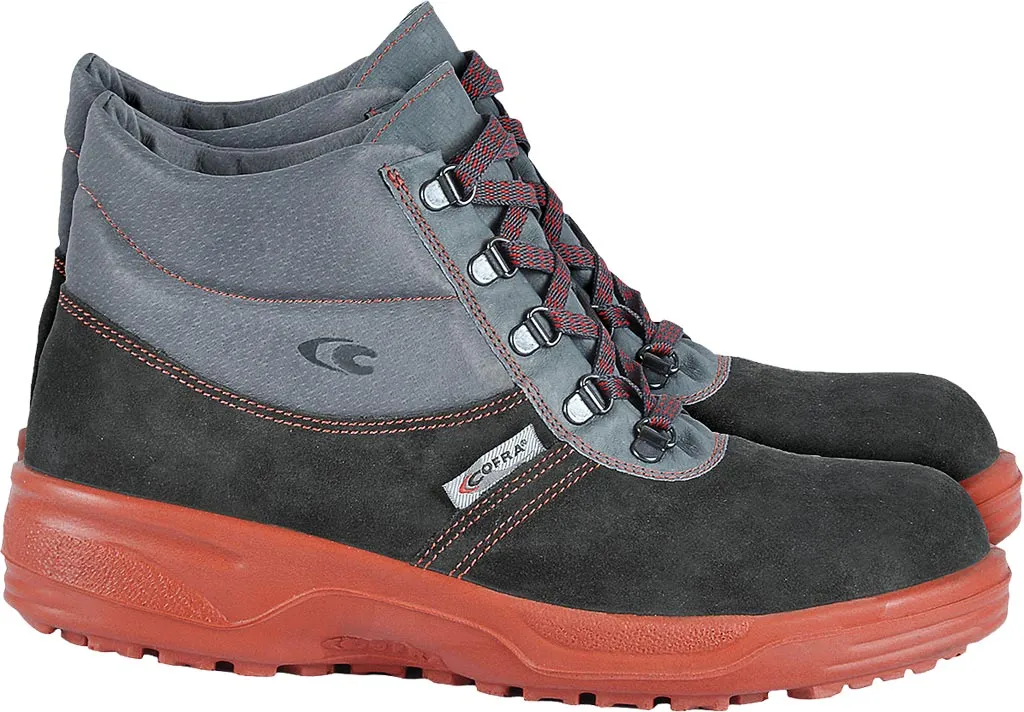 Buty zawodowe New Dachdecker to sznurowane buty z wysoką cholewką, wykonane z połączenia szarego i czarnego materiału, z czerwoną podeszwą.