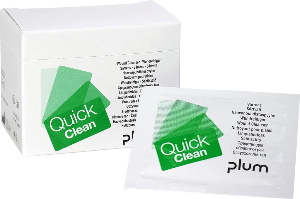 Opakowanie zawiera nawilżane chusteczki QuickClean marki Plum, przeznaczone do czyszczenia ran. Opakowanie zewnętrzne jest białe z zielonymi elementami graficznymi. Chusteczki są pakowane pojedynczo.
