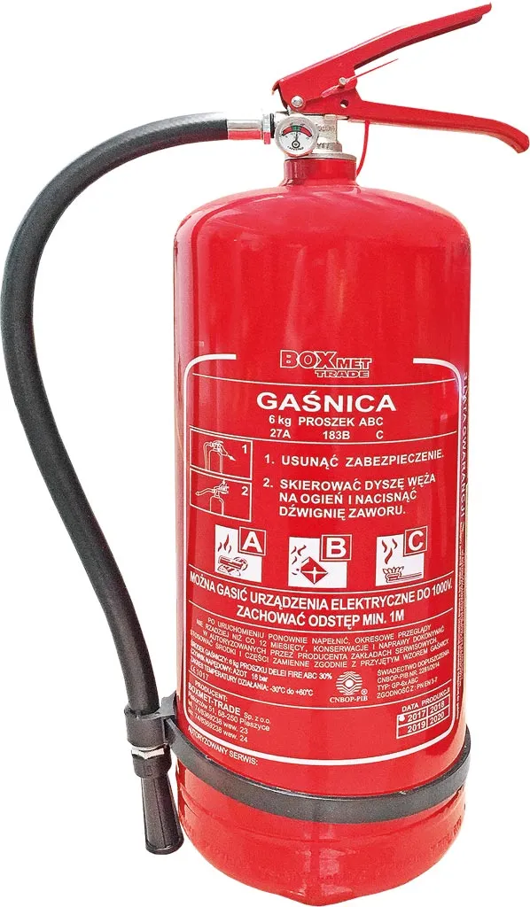 Czerwona gaśnica proszkowa 6 kg z wężem i manometrem, oznaczona klasami pożaru A, B, C. Na etykiecie znajdują się instrukcje i dane techniczne.