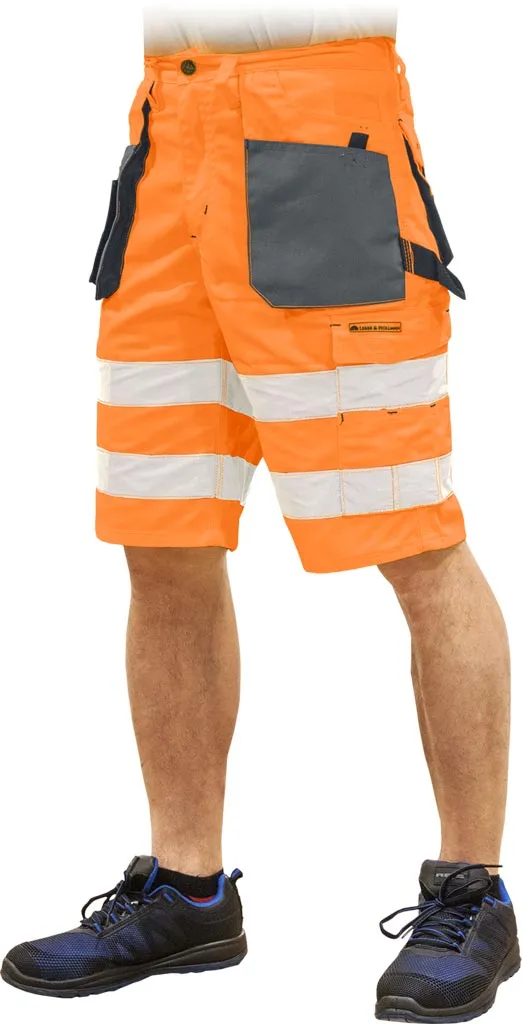 Krótkie spodnie ochronne Formen w kolorze pomarańczowym z odblaskowymi pasami. Posiadają kilka kieszeni, w tym jedną dużą na lewym udzie. Zapinane na guzik i zamek.