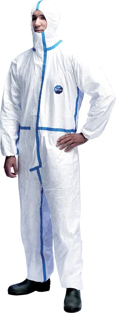 Kombinezon ochronny TYVEK®600 PLUS CHA5 jest biały z niebieskimi lamówkami. Ma kaptur, zamek błyskawiczny i elastyczne ściągacze przy nadgarstkach i kostkach.