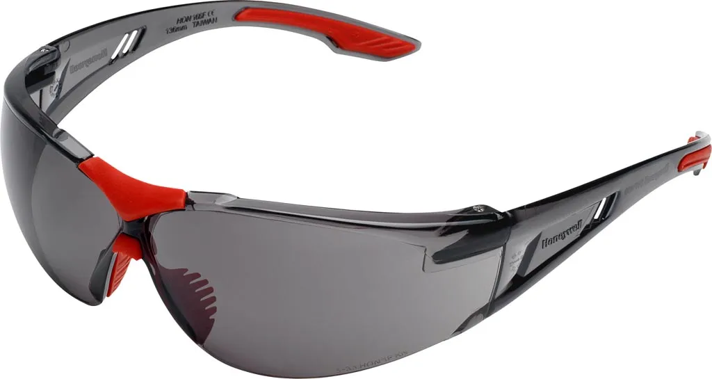 Okulary ochronne Honeywell SVP 400 posiadają przyciemniane soczewki i są wyposażone w regulowane zauszniki. Części zauszników w kolorze czerwonym dodają estetycznego akcentu.