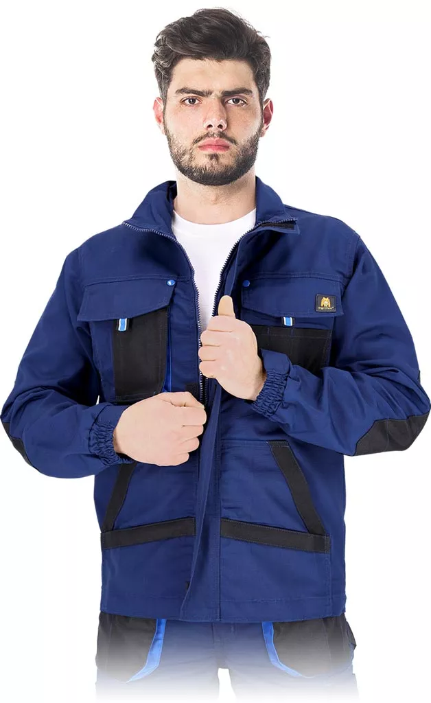 Bluza ochronna męska w kolorze granatowym, zapinana na zamek, posiada liczne kieszenie, w tym dwie napoleońskie i boczne kieszenie na wysokości pasa. Na ramionach znajdują się pasy wzmacniające strukturę.